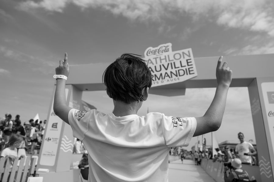 Un triathlète tape dans les mains du public