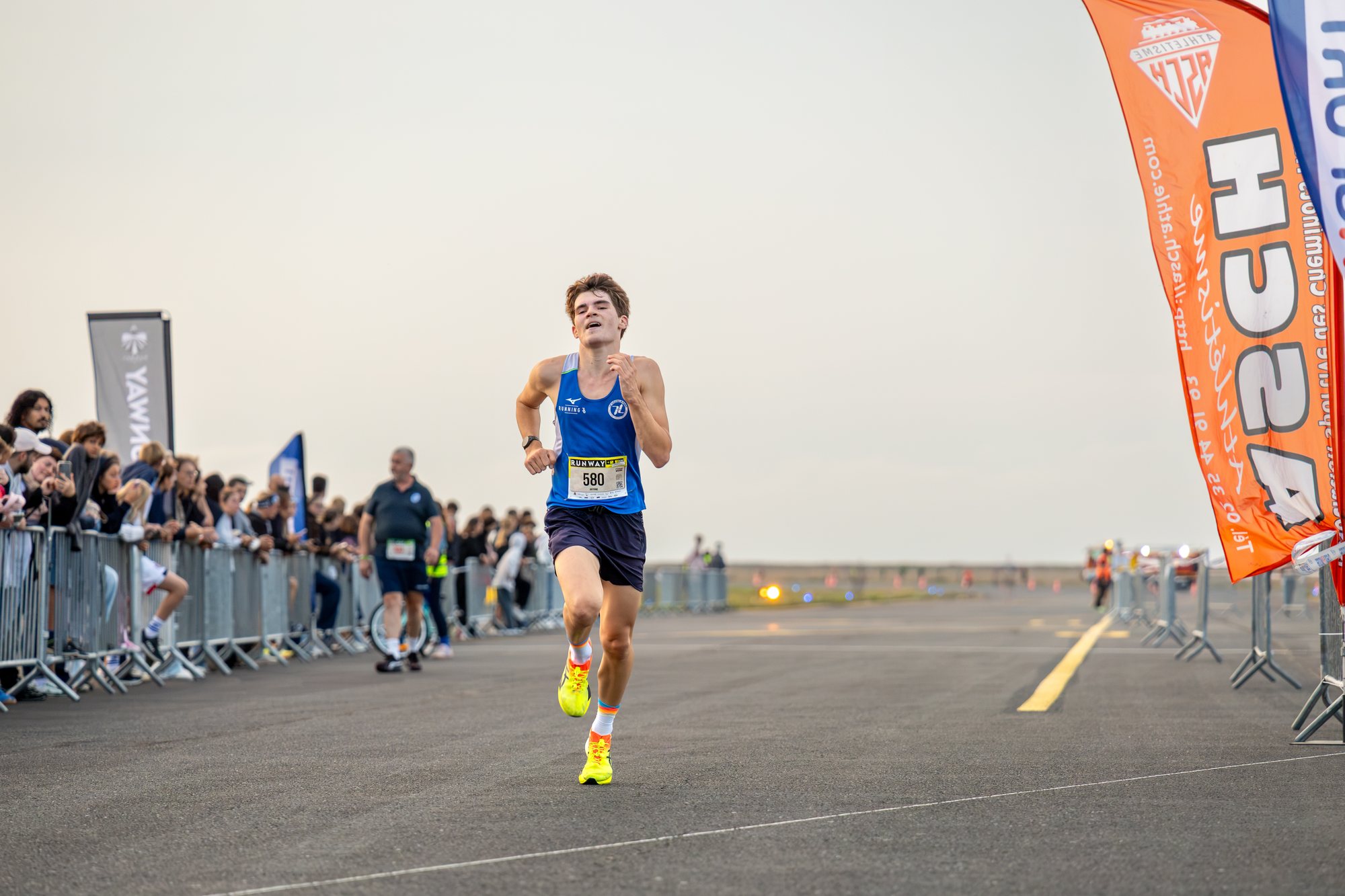 Un coureur de l'UT3P lève les deux pouces vers l'objectif