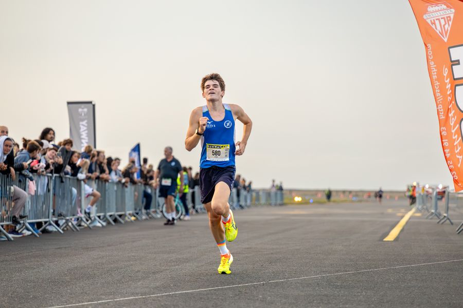 Un coureur, son visage et son dossard repérés par le moteur