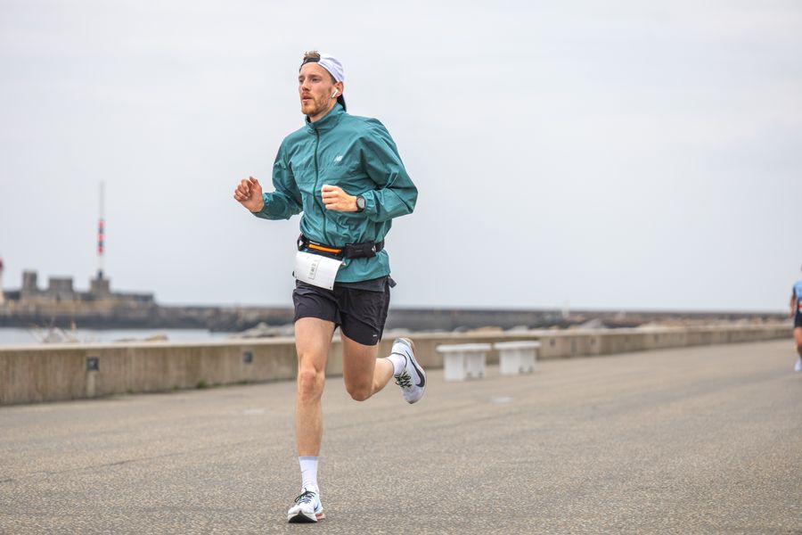 Un coureur sur la digue du Havre