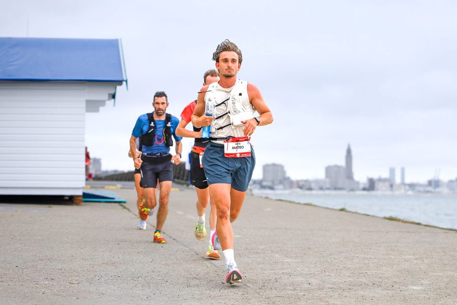 Coureurs sur la digue du Havre